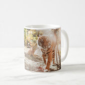 BRAUNER TIGER IN GEHENDER POSITION KAFFEETASSE (VorderseiteRechts)