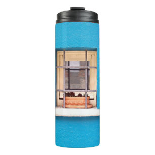 BRAUNER TONTOPF AM FENSTER THERMOSBECHER