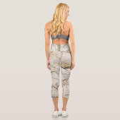 Brauner und schwarz getexturierter Stabstein Capri Leggings (Rückseite)