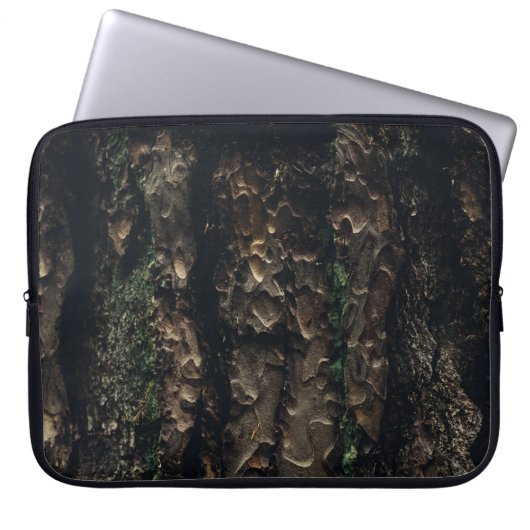 Brauner und schwarzer Baumstamm Laptopschutzhülle (Vorderseite)