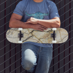 Brauner und schwarzer texturierter Marmorstein Skateboard
