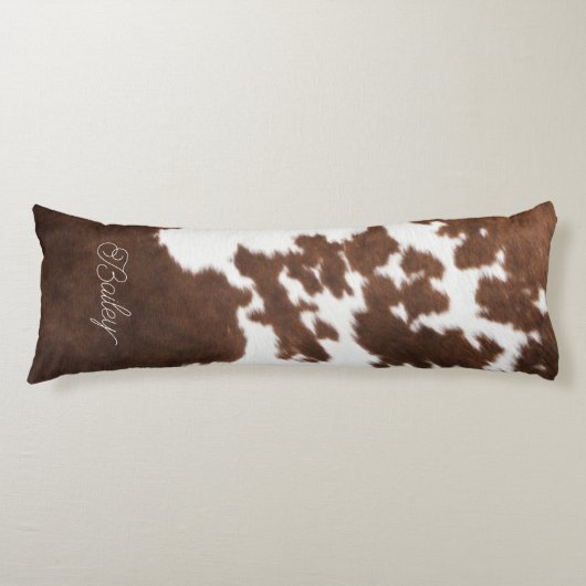 Brauner und weißer Cowhid Seitenschläferkissen (Vorderseite)