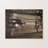 Brauner und weißer Pitbulle im Waldsonnenstrahl Puzzle (Horizontal)