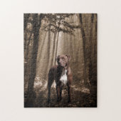 Brauner und weißer Pitbulle im Waldsonnenstrahl Puzzle (Vertikal)
