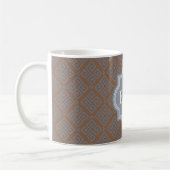 Braunes abstraktes geometrisches Mustermonogramm Kaffeetasse (Links)