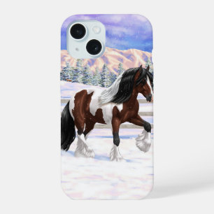 Braunes Bay Pinto Gypsy Vanner Zugpferd im Schnee iPhone 15 Hülle