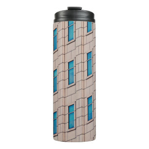 BRAUNES BETONGEBÄUDE BEI TAGESLICHT THERMOSBECHER
