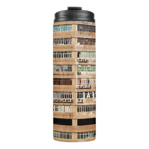 BRAUNES BETONGEBÄUDE THERMOSBECHER