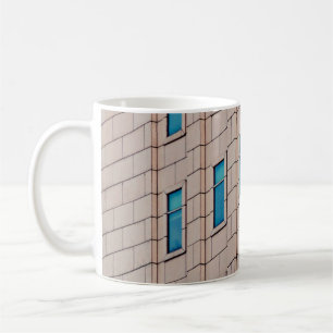 BRAUNES BETONGEBÄUDE WÄHREND DES TAGES KAFFEETASSE