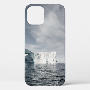 BRAUNES BOOT IN DER NÄHE DES GLETSCHERS WÄHREND DE Case-Mate iPhone HÜLLE