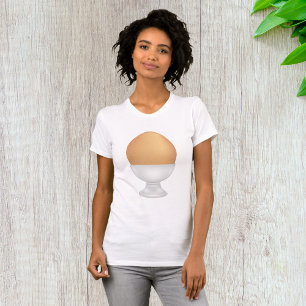 Braunes Ei in weißer Eierbecher T-Shirt