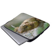 Braunes Eichhörnchen im kanadischen Wald Laptopschutzhülle (Vorne Knopf)