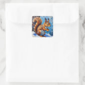 Braunes Eichhörnchen im Schnee Quadratischer Aufkleber (Tasche)