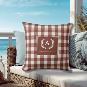 Braunes Gingham-Monogrammwappen Kissen