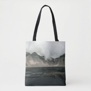 BRAUNES GRAS NAHE EINEM GEWÄSSER UND EINEM BERG TASCHE