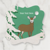 Braunes Hirsch neben Pine Tree im Schnee grün Geschenkanhänger (Rückseite)