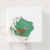 Braunes Hirsch neben Pine Tree im Schnee grün Geschenkanhänger (Beispiel)