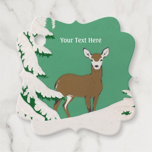 Braunes Hirsch neben Pine Tree im Schnee grün Geschenkanhänger (Vorderseite)