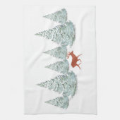 Braunes Hirsch unter schneebedeckten Spruce Trees Geschirrtuch (Vertikal)