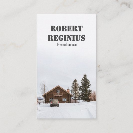 braunes Holzhaus auf schneebedecktem Boden Visitenkarte (Vorderseite)