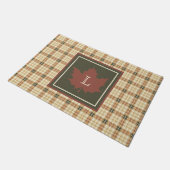 Braunes Kariertes Muster Fall Ahornleaf Monogramm Fußmatte (Schrägansicht)