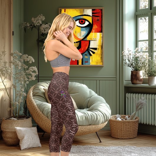 Braunes Kreismuster: Benutzerdefinierter Text und Capri Leggings