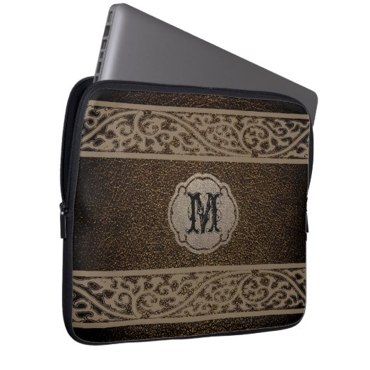 Braunes Leder. Custom Monogram Laptopschutzhülle (Vorne Rechts)