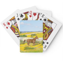 Braunes Pferd, das auf Feldkarten läuft