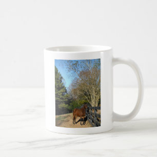 Braunes Pferd gegen einen Zaun Kaffeetasse