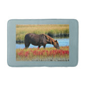 Braunes Pferd grast mit blauer Wassergrenze Badematte (Vorderseite)