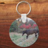 Braunes Pferd im roten Herbst Schlüsselanhänger (Vorderseite)