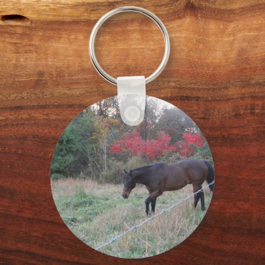 Braunes Pferd im roten Herbst Schlüsselanhänger (Vorderseite)