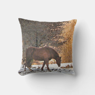 Braunes Pferd im Winter Tier Outdoor Pillow Kissen
