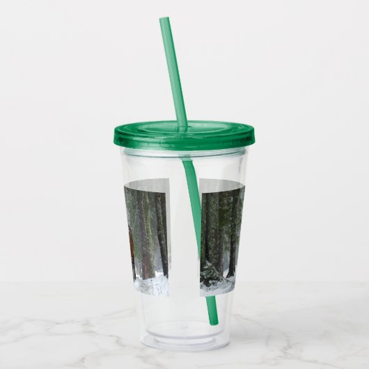 Braunes Pferd im Winterwald mit Schneefall Acryltrinkbecher (Links)