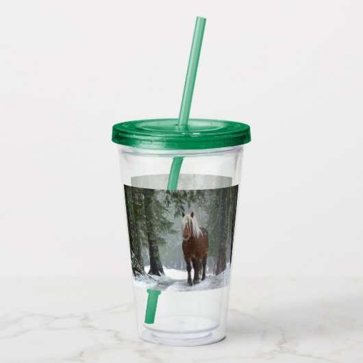 Braunes Pferd im Winterwald mit Schneefall Acryltrinkbecher (Rückseite)