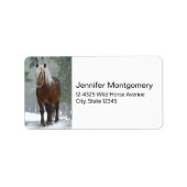 Braunes Pferd im Winterwald mit Schneefall Adressaufkleber (Vorne)