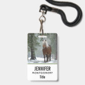 Braunes Pferd im Winterwald mit Schneefall Ausweis (Vorderseite mit Lanyard)