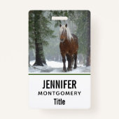 Braunes Pferd im Winterwald mit Schneefall Ausweis (Vorderseite)