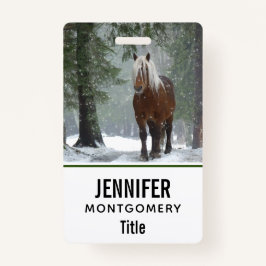 Braunes Pferd im Winterwald mit Schneefall Ausweis
