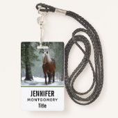 Braunes Pferd im Winterwald mit Schneefall Ausweis (Rückseite mit Schlüsselband)