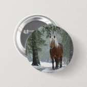 Braunes Pferd im Winterwald mit Schneefall Button (Vorne & Hinten)