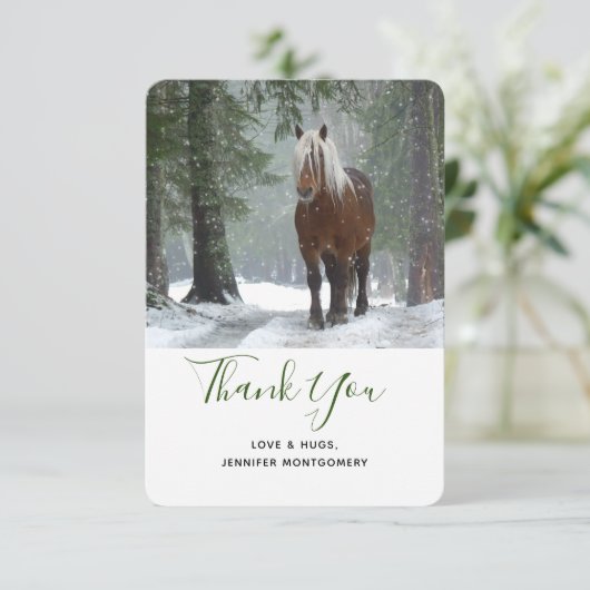 Braunes Pferd im Winterwald mit Schneefall Dankeskarte (Stehend Vorderseite)