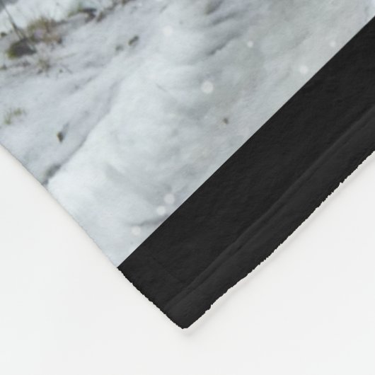 Braunes Pferd im Winterwald mit Schneefall Fleecedecke (Ecke)