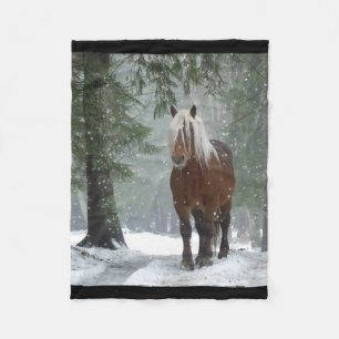 Braunes Pferd im Winterwald mit Schneefall Fleecedecke