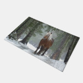 Braunes Pferd im Winterwald mit Schneefall Fußmatte (Schrägansicht)