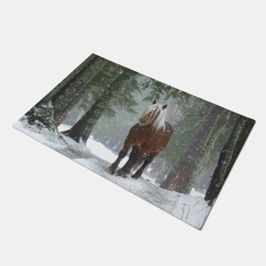 Braunes Pferd im Winterwald mit Schneefall Fußmatte (Schrägansicht)