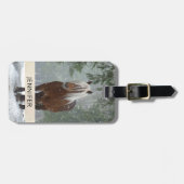 Braunes Pferd im Winterwald mit Schneefall Gepäckanhänger (Vorderseite horizontal)