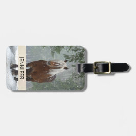 Braunes Pferd im Winterwald mit Schneefall Gepäckanhänger