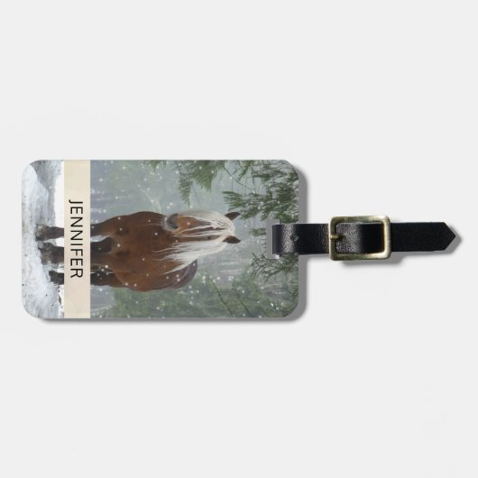 Braunes Pferd im Winterwald mit Schneefall Gepäckanhänger (Vorderseite horizontal)