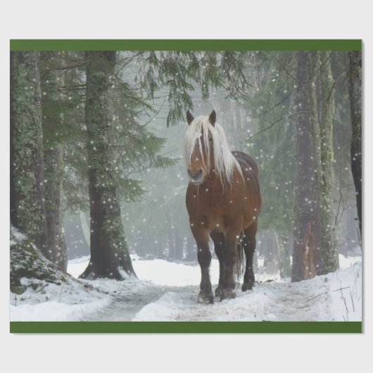 Braunes Pferd im Winterwald mit Schneefall Geschenkpapier (Flach)
